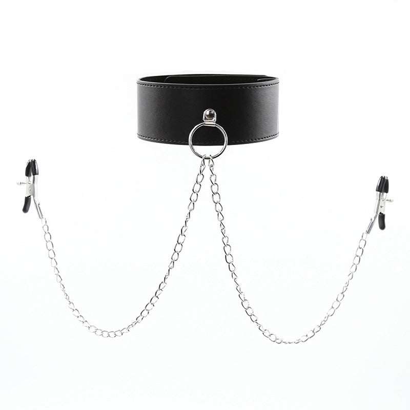 Sort læder nakkekrave med kæde og justerbare nipple clamps i metal og PVC til BDSM leg