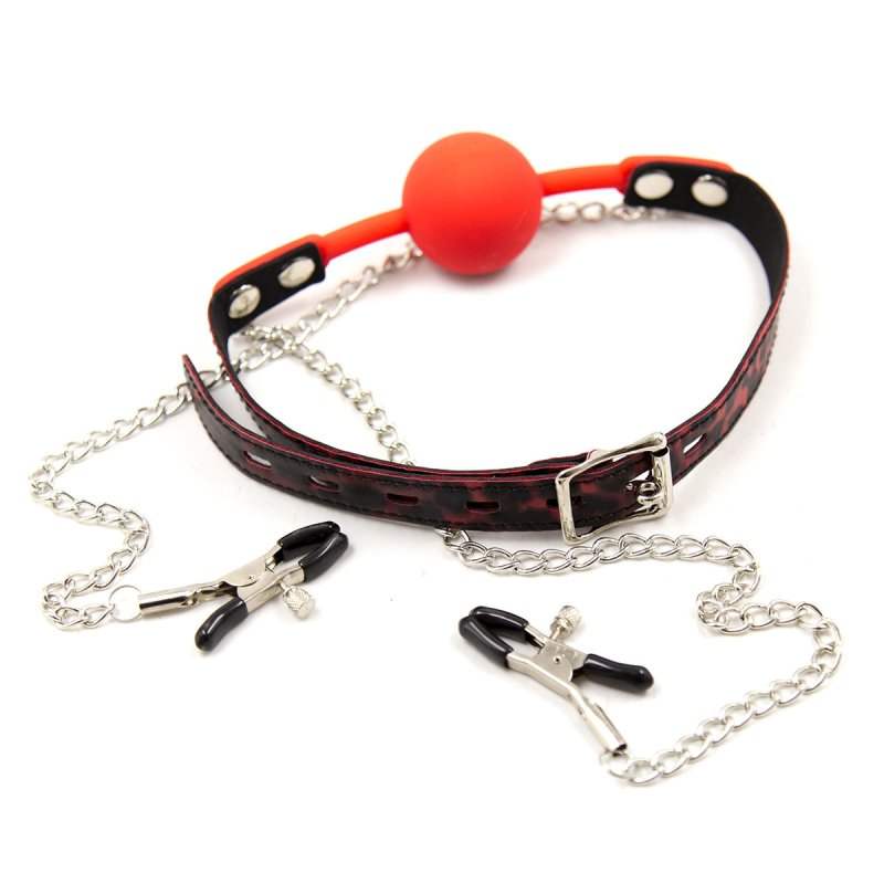 Silicone ball gag med rød kugle og sorte brystklemmer i justerbar rem med kæder