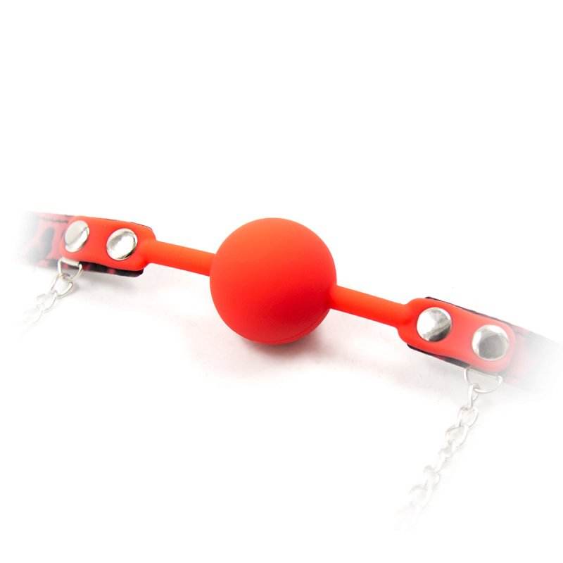rød silikonball gag med justerbare remme og nipple clamps til erotisk leg