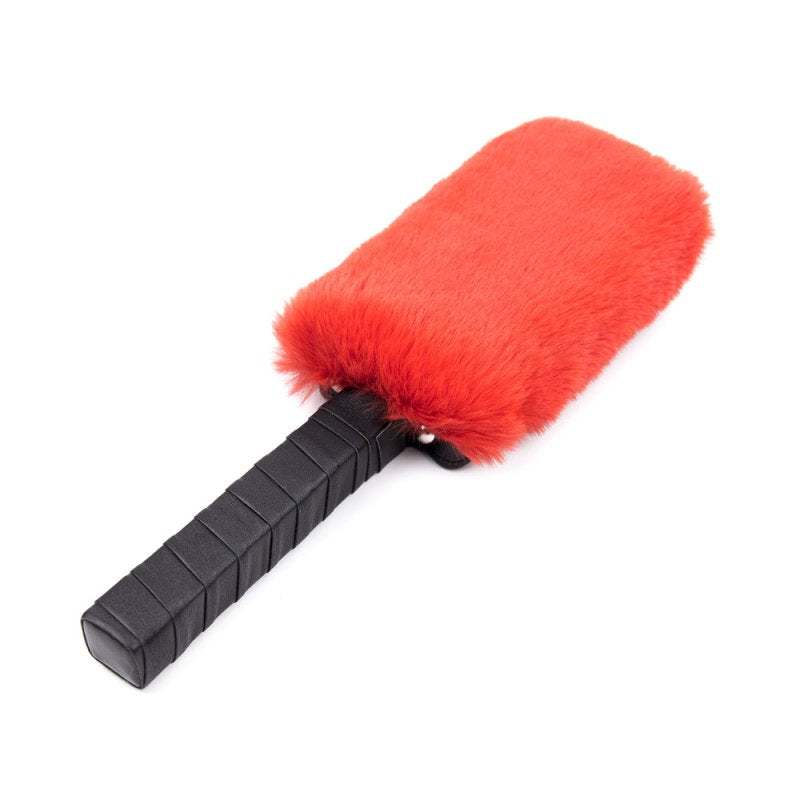 Rød fetish paddle med blød plys og ergonomisk sort håndtag til BDSM-leg