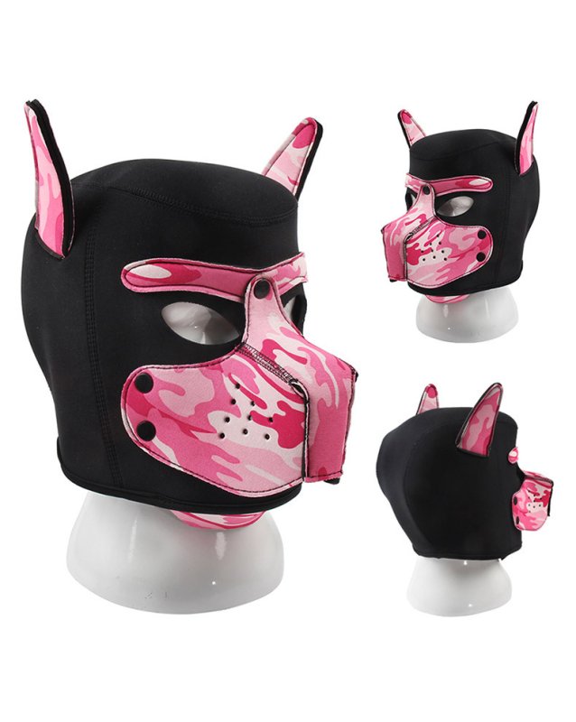 Lyserød camouflage dog bondage hætte med feminine detaljer og militær æstetik.