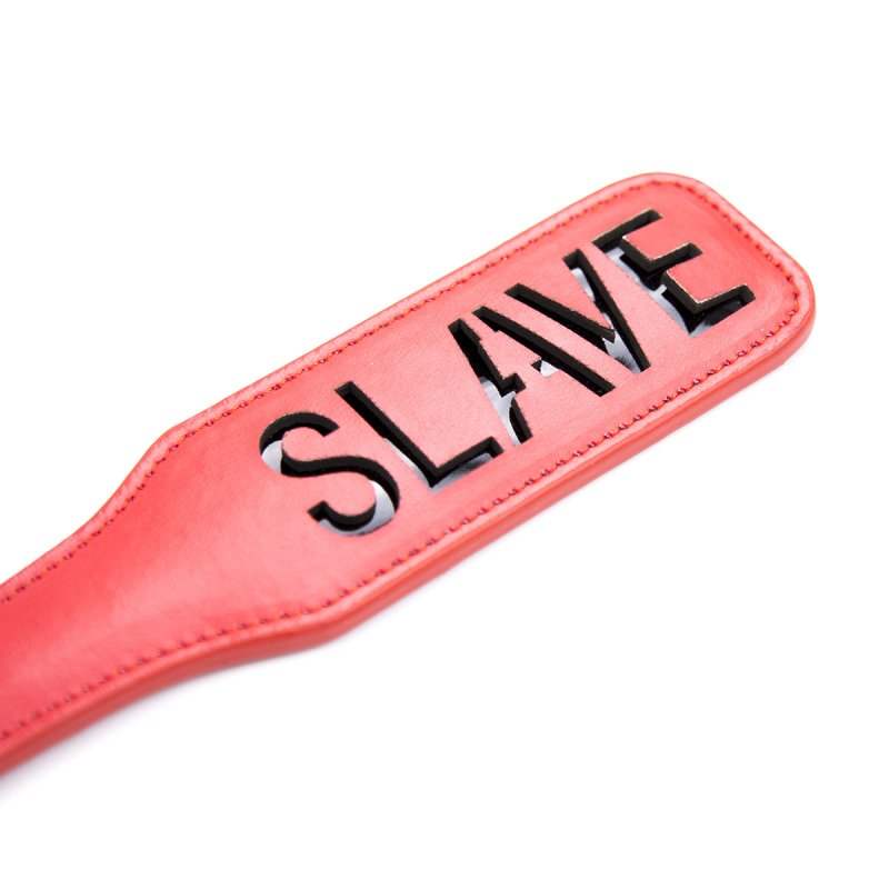 Rød Spanking Fun SLAVE Paddle i holdbart PVC til BDSM-leg med tekst "SLAVE".
