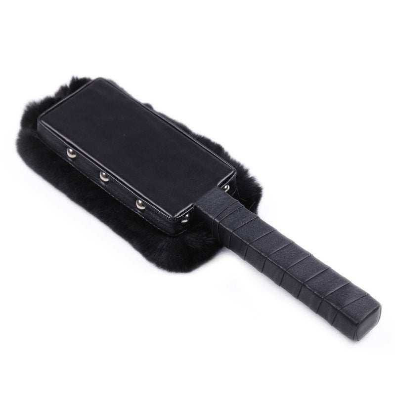 Sort fetish paddle med blød plysoverflade og komfortabelt håndtag, luksuriøs plush fetish paddle til varierende stimulering.