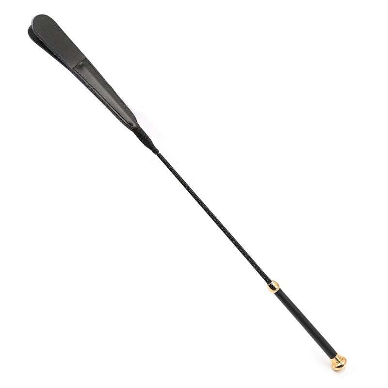 Dobbeltlags ridepisk i sort kunstlæder med guld detaljer, 64 cm lang og letvægtet til effektiv ridning.