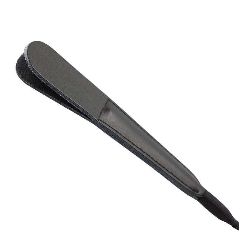 Dobbeltlags ridepisk i sort kunstlæder med guld detaljer, let og holdbar, 64 cm lang til ridning.