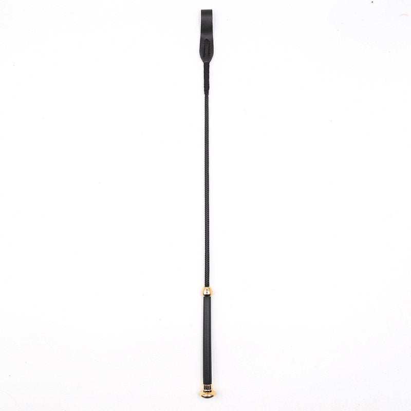 Flirt Leather Riding Crop i sort syntetisk læder med gyldne detaljer, 61 cm lang og let vægt, elegant og holdbar ridepisk.