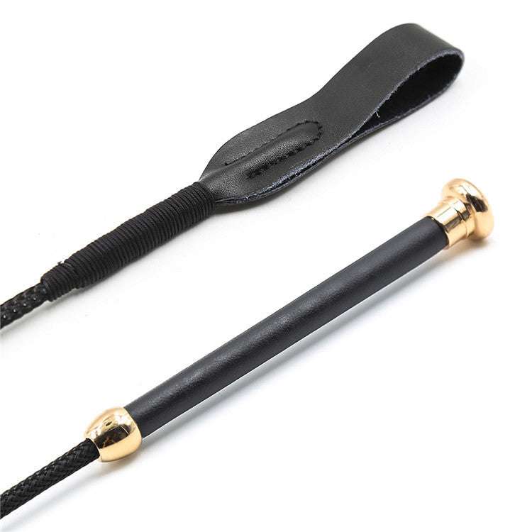Flirt Leather Riding Crop i sort syntetisk læder med gyldne detaljer og læderhåndtag, 61 cm lang og letvægts ridepisk