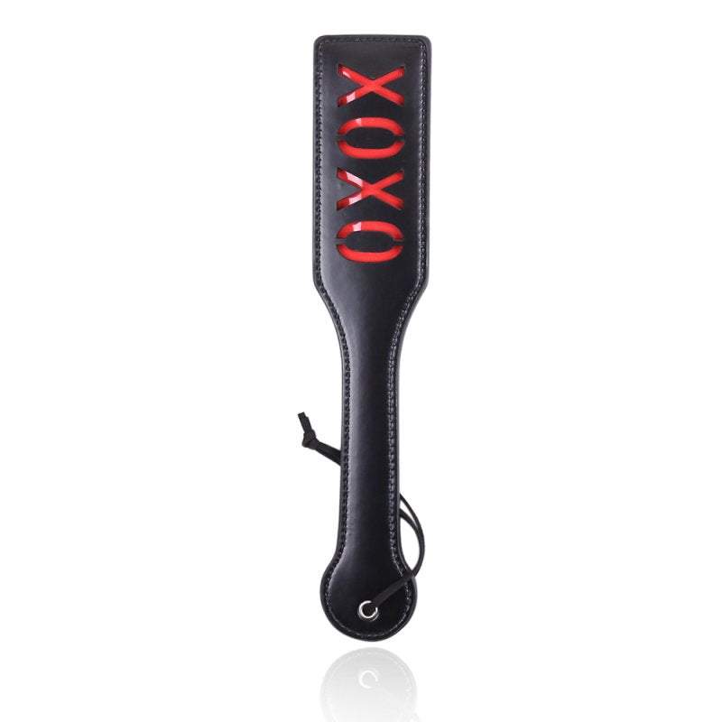Sort XOXO paddle til spanking med rødt design og holdbart materiale for leg og kærlighedsimpact.