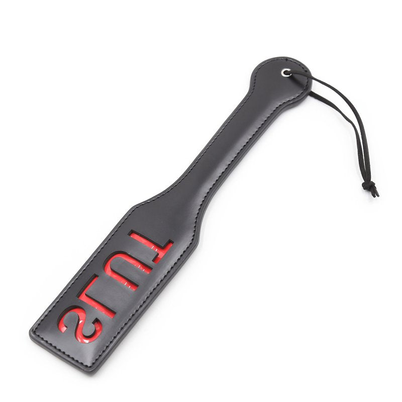 Sort Spanking Fun SLUT Paddle i holdbart PVC med rødt tekstlogo og håndledsrem, 32 cm lang