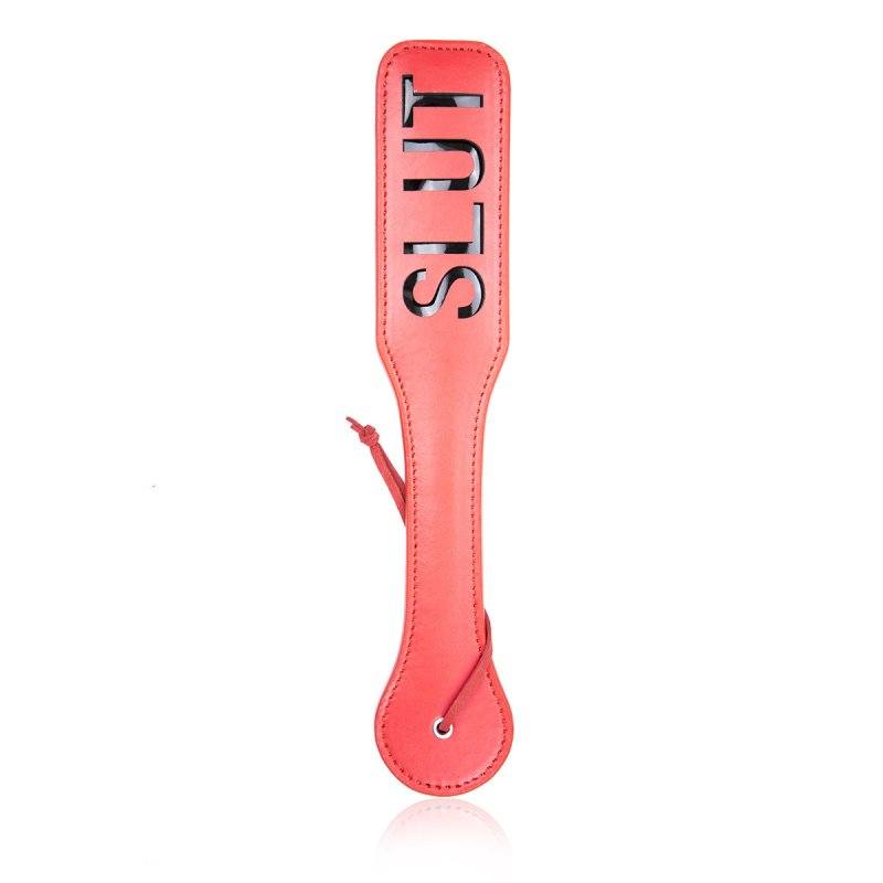 rød Spanking Fun SLUT Paddle i PVC med ordet SLUT lavet i udskæring, 32 cm lang sexlegetøjspaddle