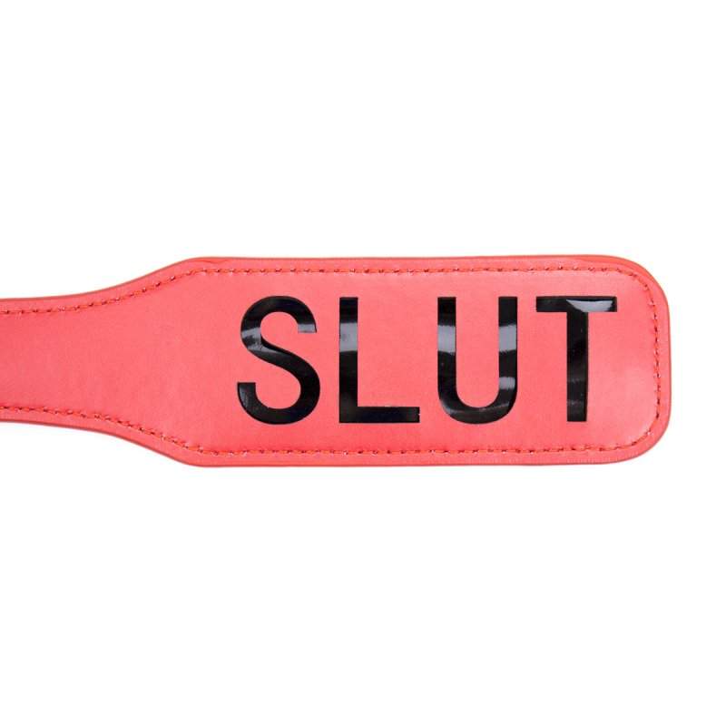Rød Spanking Fun SLUT Paddle i holdbart PVC med sort tekst og ergonomisk design.