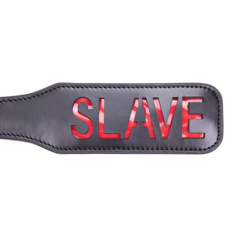 Sort Spanking Fun SLAVE Paddle i holdbart PVC med cut-out tekst og rød baggrund