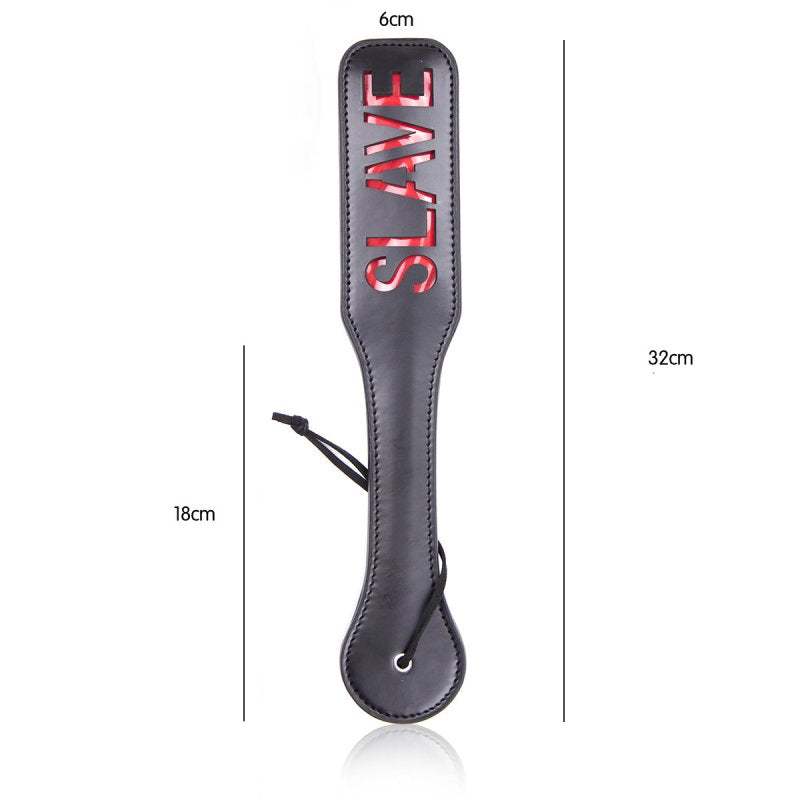 Spanking Fun SLAVE Paddle i sort PVC med rødt tekstdesign, 32x6 cm, let og holdbar paddle til leg