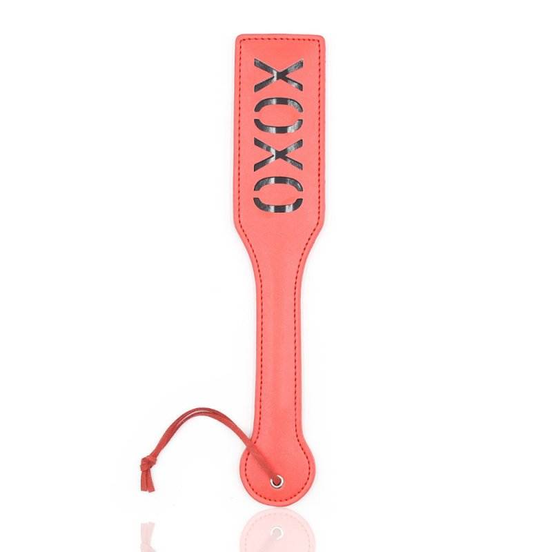 Rødt XOXO paddle til spanking med præcist design og passioneret symbolik for kærlighed og lidenskab.