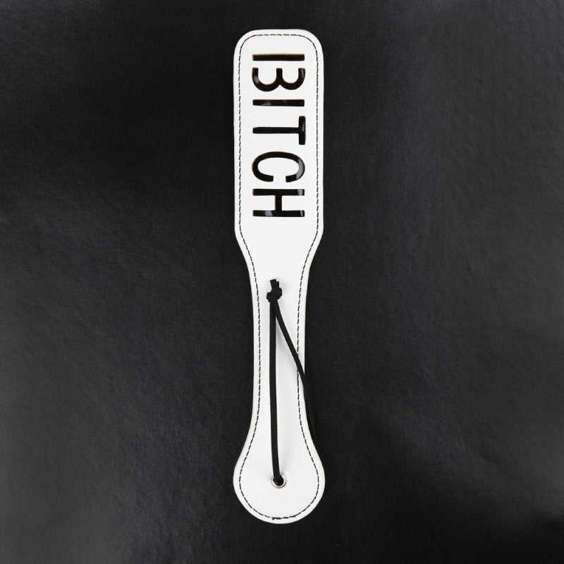 Spanking Fun BITCH Paddle i hvidt PVC med sort snor og tekst, 32x6,5 cm, let og holdbar sexlegetøjspaddle