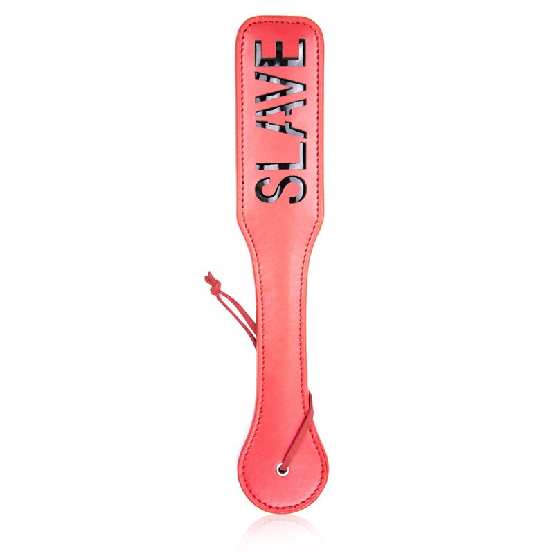 Rød Spanking Fun SLAVE Paddle i holdbart PVC til BDSM-leg med tekstudskæring og håndledsrem.
