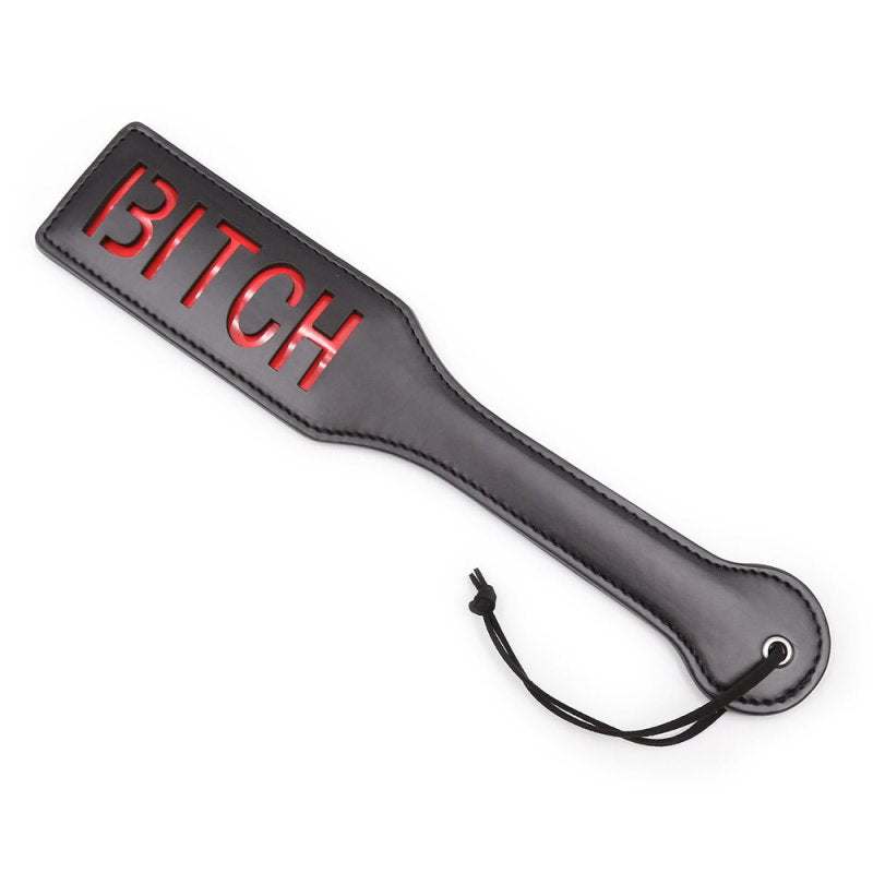Sort Spanking Fun BITCH Paddle i holdbart PVC-materiale med rødt tekstdesign og håndledsrem.