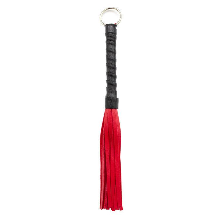 Mini size fancy flogger med sort greb og røde remme til præcis stimulering